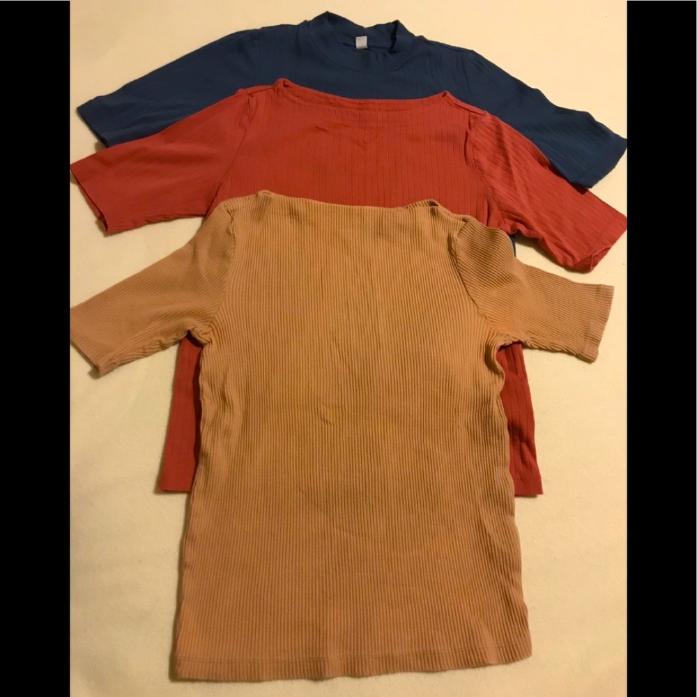 Uniqlo tops bundle. Colors: blue, beige, brick.